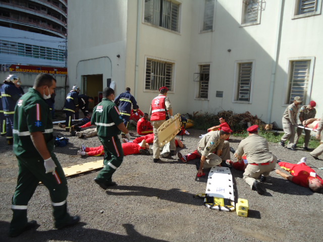 Nesta segunda feira (9) o 5º Grupamento de bombeiros realizou um Treinamento simulado entre os diversos órgãos envolvidos no atendimento na área de segurança, no Município de Maringá