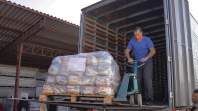 Caminhões carregados com as cestas básicas doadas na campanha Cesta Solidária Paraná saem do Centro Logístico da Defesa Civil para o interior do Estado