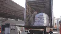 Caminhões carregados com as cestas básicas doadas na campanha Cesta Solidária Paraná saem do Centro Logístico da Defesa Civil para o interior do Estado