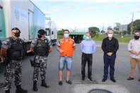 Caminhões carregados com insumos para a vacinação iniciam distribuição no Estado