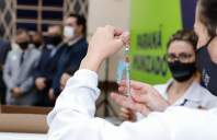 Hospital do Trabalhador comemora 74 anos com a primeira vacinação contra a Covid-19