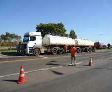 Abordagem em veículo transportando produto perigos no Posto da Polícia rodoviária estadual de èabiru