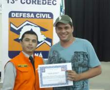 13ª COREDEC – Apucarana: Encerramento da Semana de Redução de Desastres  -  Entrega de certificado, Misael e representante municipal