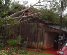 Fortes ventos trouxeram prejuízos na cidade de Marilândia do Sul.