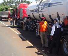 Fiscalização de produtos perigosos em 24  de novembro de 2011 na cidade de Apucarana, rodovia 376.