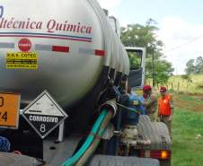 Fiscalização de produtos perigosos em 24  de novembro de 2011 na cidade de Apucarana, rodovia 376.
