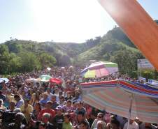 A população compareceu em grande número para prestigiar o evento de inauguração da ponte sobre o Rio Ribeira.