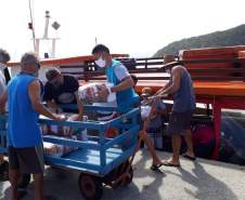 entrega de cestas básicas na Ilha do Mel