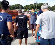entrega de cestas básicas na Ilha do Mel