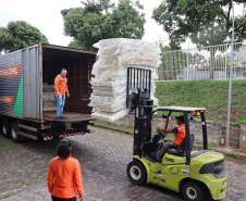 Defesa Civil do Paraná manda caminhão com 150 colchões e cestas básicas para Guaratuba