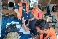 Radioamadores voluntários treinam protocolos em simulado de comunicação