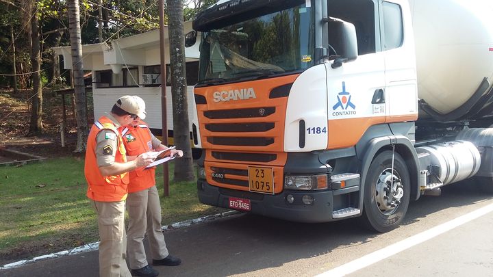 3º Coordenadoria Regional de Proteção e Defesa Civil realiza Fiscalização Prododutos Perigosos na Rodovia PR 323 PRv Porto Charles Naufal. 3º Coordenadoria Regional de Proteção e Defesa Civil realiza Fiscalização Prododutos Perigosos na Rodovia PR 323 PRv Porto Charles Naufal.