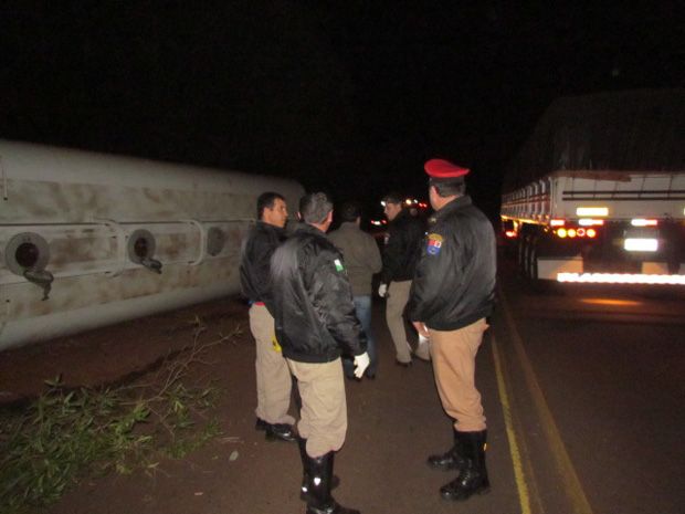atendimento a ocorrência envolvendo veiculo e carreta transportando Etanol.