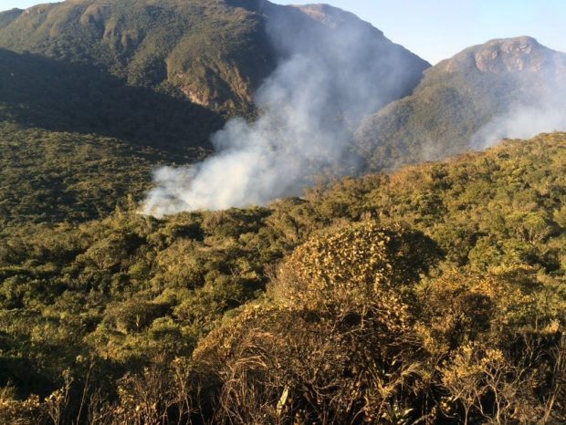 CORPO DE BOMBEIROS COMBATE INCÊNDIO FLORESTAL NA SERRA DO MAR