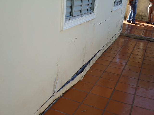 Na data do dia 03/05/2012, o Corpo de Bombeiros de Maringá recebeu uma solicitação para averiguação de uma residência que estava com rachaduras em sua edificação na cidade de Mandaguaçu. Na residência que encontrava desocupada foi verificado que as rachaduras existentes possivelmente são devido a uma manutenção no sistema de abastecimento público na qual havia vazamento, sendo a provável causa  da movimentação do terreno. 