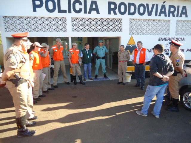 A ação é promovida pela Defesa Civil do Paraná, e conta com o apoio do Corpo de Bombeiros, Receita Estadual, Departamento de Estradas de Rodagem (DER) e Policia Ambiental.   	Na fiscalização foram abordados 29 (vinte e nove) veículos que transportavam produtos perigosos, 01 (uma) notificação realizada pela Receita Estadual e 12 (doze) orientações. 