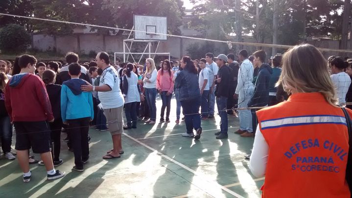 No dia 15/05/2014 a 5ª CORPDEC e o Núcleo Regional de Educação de Maringá, acompanharam os Colégios Estaduais na execução do Plano de Abandono da edificação, conforme previsto em calendário escolar e seguindo o Decreto 4837/12 que implementa o Programa Brigada Escolar – Defesa Civil na Escola