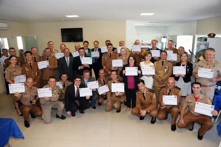 Defesa Civil condecora pessoas que contribuem com a comunidade