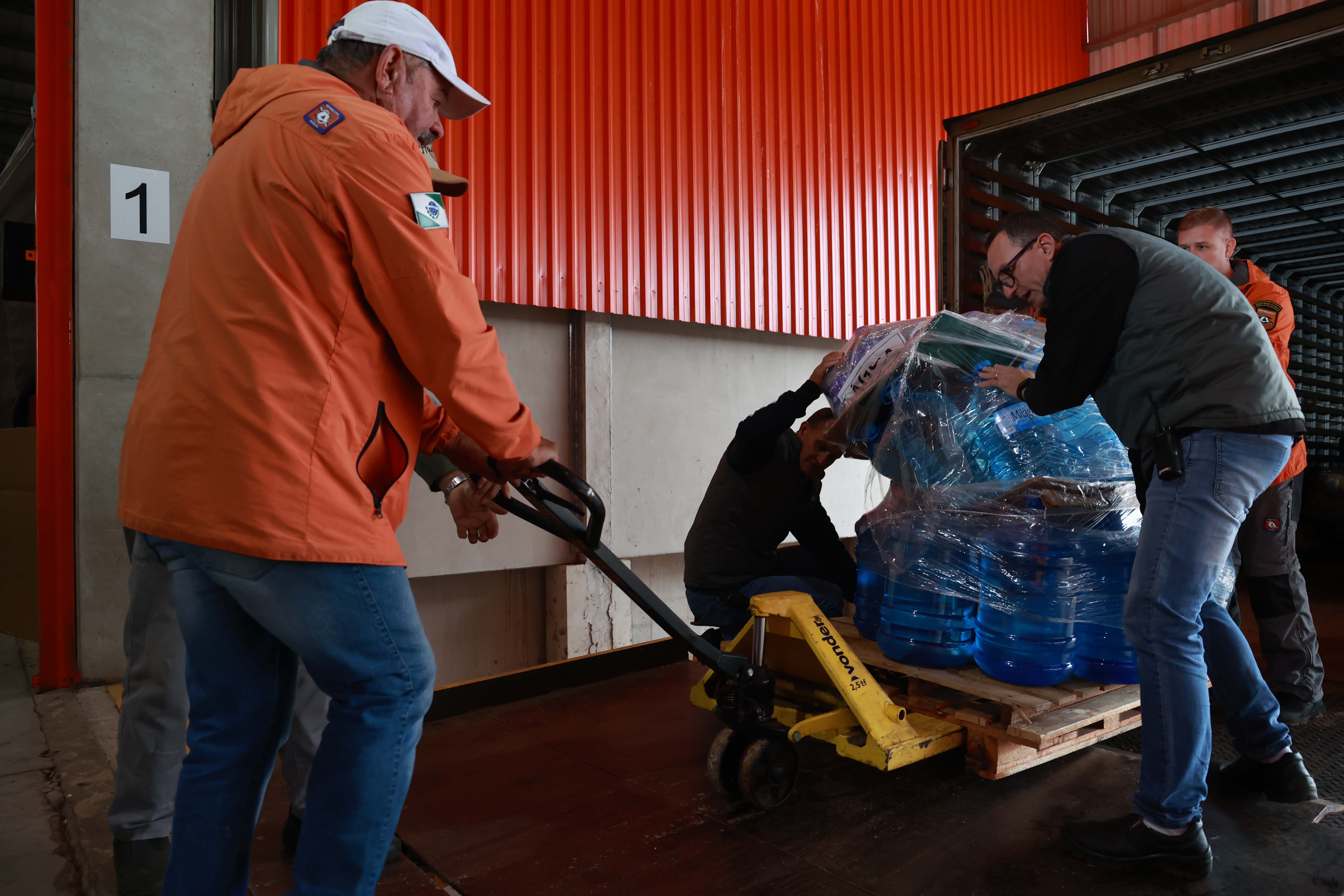 Paraná supera obstáculos para realizar entrega de donativos ao Rio Grande do Sul