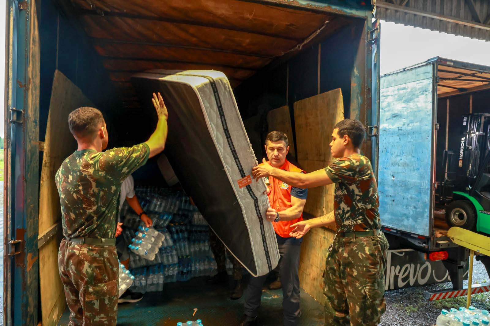 Paraná supera obstáculos para realizar entrega de donativos ao Rio Grande do Sul