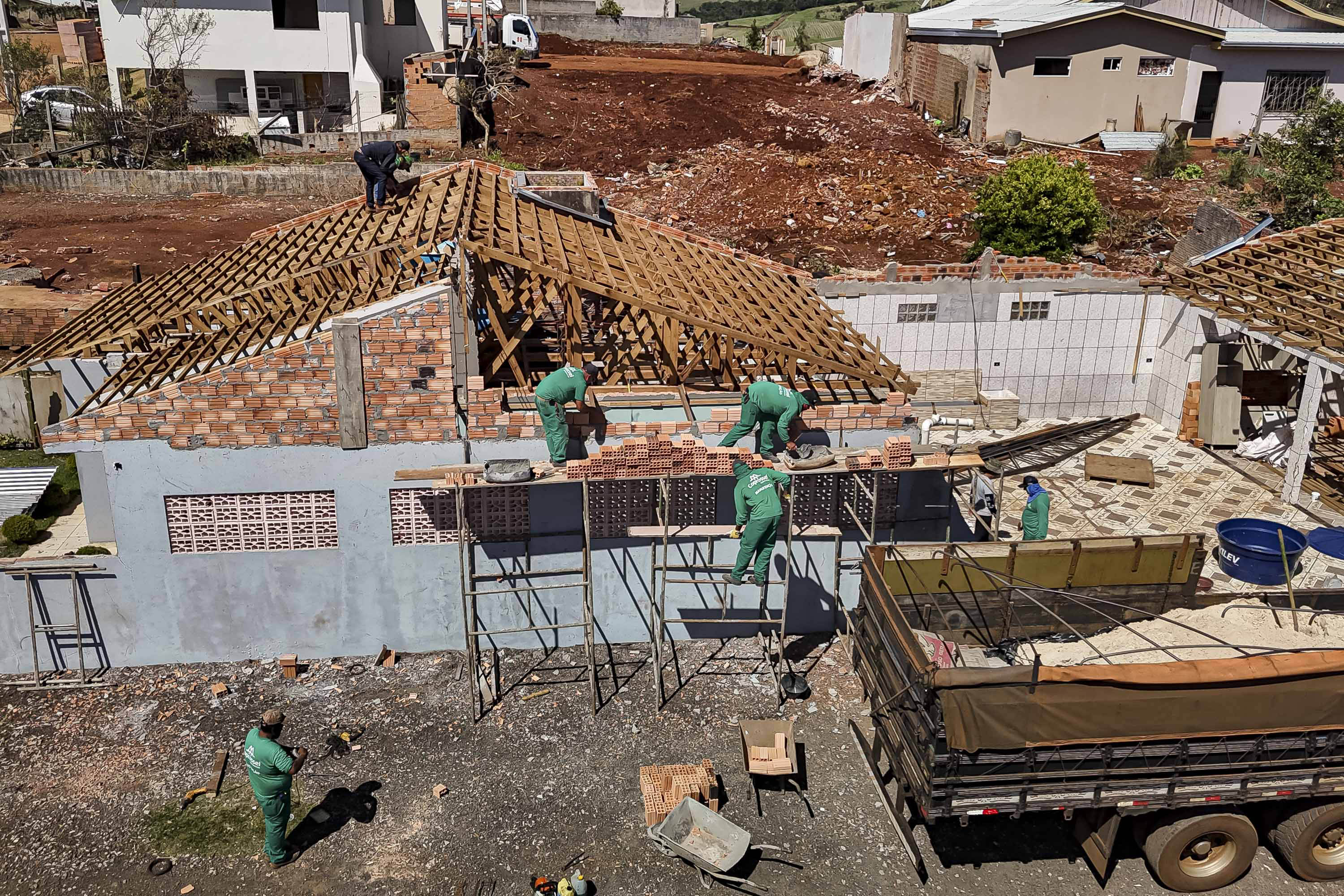 Estado vai repassar até R$ 50 mil para reconstrução de imóveis de pessoas vulneráveis atingidas por desastres