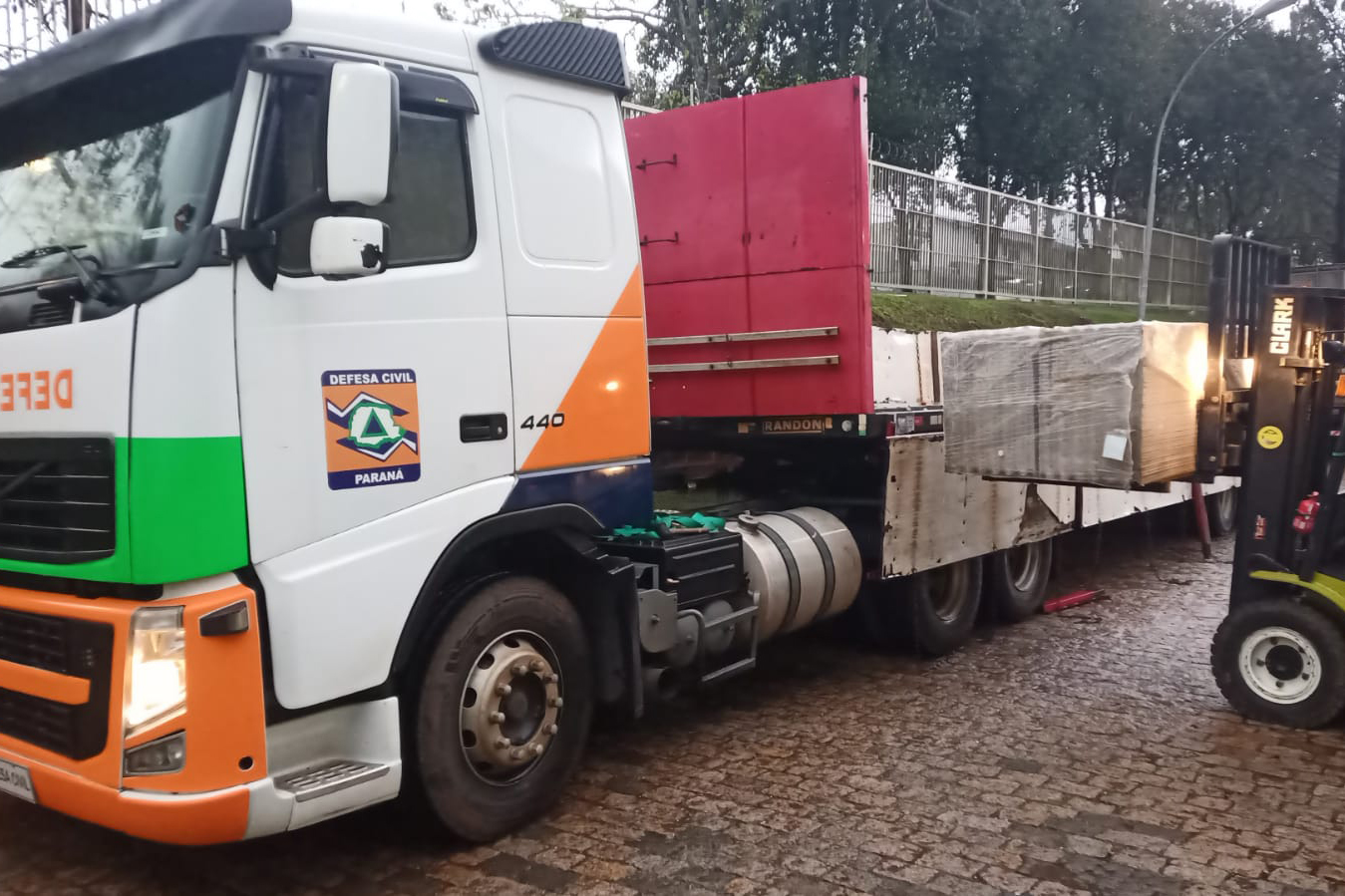 Defesa Civil envia 5.800 telhas para as cidades de Santa Maria do Oeste e Reserva