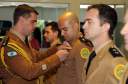 A Coordenadoria Estadual de Proteção e Defesa Civil entregou nesta terça-feira (06), em Curitiba, a Medalha de Defesa Civil Coronel Dario Natan Bezerra a 42 pessoas, entre civis e militares, que contribuíram com as ações em prol da comunidade. A comenda, que homenageia o ex-comandante da 3º Regional de Defesa Civil, morto em 2008, tem o objetivo de agradecer pelos serviços prestados e incentivar que as boas ações de proteção à população sejam mantidas. 