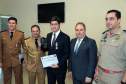 A Coordenadoria Estadual de Proteção e Defesa Civil entregou nesta terça-feira (06), em Curitiba, a Medalha de Defesa Civil Coronel Dario Natan Bezerra a 42 pessoas, entre civis e militares, que contribuíram com as ações em prol da comunidade. A comenda, que homenageia o ex-comandante da 3º Regional de Defesa Civil, morto em 2008, tem o objetivo de agradecer pelos serviços prestados e incentivar que as boas ações de proteção à população sejam mantidas. 