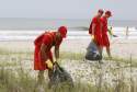 Operaçao verao, Corpo de Bombeiros, Iap, ONG (voluntarios), Policia Ambiental e Marinha fazem mutirao para recolhimento de lixo na praia e mar. 14-12-13. Foto: Hedeson Alves