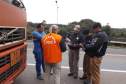 2ª CORPDEC Realiza Fiscalização ao Transporte Rodoviário de Produtos Perigosos


	-  No dia 11 de Julho de 2014, a 2ª CORPDEC  realizou Fiscalização no Transporte Rodoviário de Produtos Perigosos no Posto da Polícia Rodoviária Federal  do Município de Irati -  BR 277,  km 245