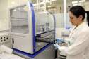 A Secretaria de Estado da Saúde apresentou nesta sexta-feira (5) a nova tecnologia utilizada pelo Laboratório Central do Estado (Lacen-PR) para o diagnóstico simultâneo de dengue, zika e chikungunya. Pioneiro no país, o Teste para Diagnóstico Molecular de Arboviroses Metodologia Multiplex, em uso desde o dia 3 de fevereiro, amplia a capacidade de análise do Lacen de 60 para 1.400 exames semanais. 