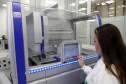 A Secretaria de Estado da Saúde apresentou nesta sexta-feira (5) a nova tecnologia utilizada pelo Laboratório Central do Estado (Lacen-PR) para o diagnóstico simultâneo de dengue, zika e chikungunya. Pioneiro no país, o Teste para Diagnóstico Molecular de Arboviroses Metodologia Multiplex, em uso desde o dia 3 de fevereiro, amplia a capacidade de análise do Lacen de 60 para 1.400 exames semanais. 