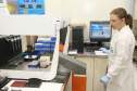 A Secretaria de Estado da Saúde apresentou nesta sexta-feira (5) a nova tecnologia utilizada pelo Laboratório Central do Estado (Lacen-PR) para o diagnóstico simultâneo de dengue, zika e chikungunya. Pioneiro no país, o Teste para Diagnóstico Molecular de Arboviroses Metodologia Multiplex, em uso desde o dia 3 de fevereiro, amplia a capacidade de análise do Lacen de 60 para 1.400 exames semanais. 