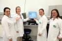A Secretaria de Estado da Saúde apresentou nesta sexta-feira (5) a nova tecnologia utilizada pelo Laboratório Central do Estado (Lacen-PR) para o diagnóstico simultâneo de dengue, zika e chikungunya. Pioneiro no país, o Teste para Diagnóstico Molecular de Arboviroses Metodologia Multiplex, em uso desde o dia 3 de fevereiro, amplia a capacidade de análise do Lacen de 60 para 1.400 exames semanais. 