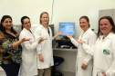 A Secretaria de Estado da Saúde apresentou nesta sexta-feira (5) a nova tecnologia utilizada pelo Laboratório Central do Estado (Lacen-PR) para o diagnóstico simultâneo de dengue, zika e chikungunya. Pioneiro no país, o Teste para Diagnóstico Molecular de Arboviroses Metodologia Multiplex, em uso desde o dia 3 de fevereiro, amplia a capacidade de análise do Lacen de 60 para 1.400 exames semanais. 