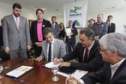 O Governo do Paraná anunciou nesta quarta-feira (23) a construção de 1.520 casas populares, em 21 municípios do Estado. O governador Beto Richa e o presidente da Companhia de Habitação do Paraná (Cohapar), Abelardo Lupion, assinaram os contratos de prestação de serviço para a construção das moradias. O investimento é estimado em R$ 101 milhões.