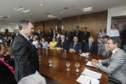 O Governo do Paraná anunciou nesta quarta-feira (23) a construção de 1.520 casas populares, em 21 municípios do Estado. O governador Beto Richa e o presidente da Companhia de Habitação do Paraná (Cohapar), Abelardo Lupion, assinaram os contratos de prestação de serviço para a construção das moradias. O investimento é estimado em R$ 101 milhões.
