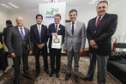O Governo do Paraná anunciou nesta quarta-feira (23) a construção de 1.520 casas populares, em 21 municípios do Estado. O governador Beto Richa e o presidente da Companhia de Habitação do Paraná (Cohapar), Abelardo Lupion, assinaram os contratos de prestação de serviço para a construção das moradias. O investimento é estimado em R$ 101 milhões.