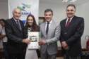 O Governo do Paraná anunciou nesta quarta-feira (23) a construção de 1.520 casas populares, em 21 municípios do Estado. O governador Beto Richa e o presidente da Companhia de Habitação do Paraná (Cohapar), Abelardo Lupion, assinaram os contratos de prestação de serviço para a construção das moradias. O investimento é estimado em R$ 101 milhões.