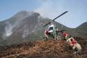 A ocorrência de geada, somada à queda das temperaturas e à falta de chuva, aumenta os riscos de incêndios em vegetações de áreas urbanas e rurais nessa época do ano. De acordo com o Instituto Nacional de Pesquisas Espaciais (Inpe), há 50 municípios no Paraná com índice crítico para incêndios florestais – última escala da classificação, que leva em conta fatores como temperatura, quantidade de chuvas nos últimos 15 dias, umidade relativa do ar e tipo de bioma na região, entre outros.
