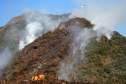 A ocorrência de geada, somada à queda das temperaturas e à falta de chuva, aumenta os riscos de incêndios em vegetações de áreas urbanas e rurais nessa época do ano. De acordo com o Instituto Nacional de Pesquisas Espaciais (Inpe), há 50 municípios no Paraná com índice crítico para incêndios florestais – última escala da classificação, que leva em conta fatores como temperatura, quantidade de chuvas nos últimos 15 dias, umidade relativa do ar e tipo de bioma na região, entre outros.

