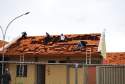 Em situações de tempestade, vendavais e granizo, quando o telhado da residência foi danificado, os moradores tendem a subir até o local para realizar o conserto. Estatisticamente foi comprovado que a maioria dos acidentes nesse período se dá após o evento, no momento de recuperação dos estragos, então alguns cuidados são muito importantes para evitar acidentes.
