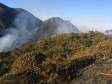 Durante a tarde deste domingo (24/07), bombeiros do litoral combateram um incêndio florestal no Morro Pelado, na região da Serra do Mar, em Morretes