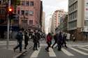 Pessoas caminhando na rua