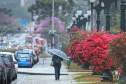 Pessoa caminhando na chuva