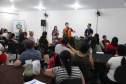 Professor formado pelo Programa Brigadas Escolares ajuda aluno em Ampére