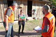 Caminhões carregados com as cestas básicas doadas na campanha Cesta Solidária Paraná saem do Centro Logístico da Defesa Civil para o interior do Estado