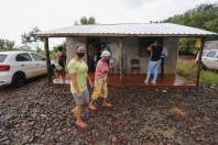 A comunidade indígena do Paraná começou a ser vacinada contra a Covid-19 nesta quarta-feira (20). Eles integram o chamado grupo prioritário, atendidos por esse primeiro lote de imunizantes que chegou ao Estado na segunda-feira (18).  De acordo com a Secretaria de Estado da Saúde (Sesa), todos os 10.816 índios com mais de 18 anos mapeados em 30 municípios receberão a proteção já no início desta campanha de vacinação.  É o caso dos moradores de Itaipulândia, na Região Oeste do Paraná. Apesar da chuva constant