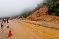 Equipes entram no quarto dia de buscas e avançam na limpeza da pista sul da BR-376