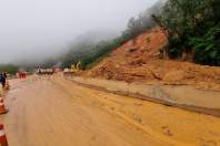 Equipes entram no quarto dia de buscas e avançam na limpeza da pista sul da BR-376